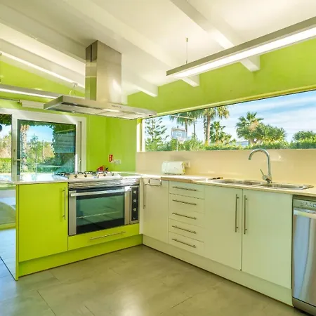 Pancho - Large Garden Holiday home